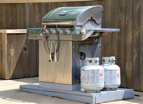 how to grill with propane tank